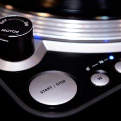 Bedienelemente eines DJ Plattenspielers mit Start / Stop Taste und Pitch Control Funktion