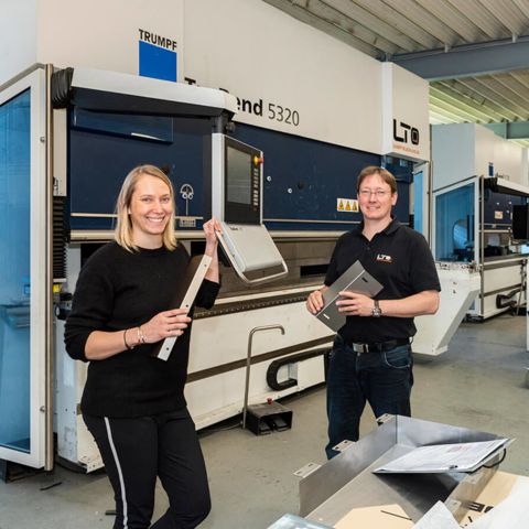 Anna Theresa Holz und ihr Bruder Rouven Holz von Laserteileonline.de vor einer 4m breiten Abkantmaschine