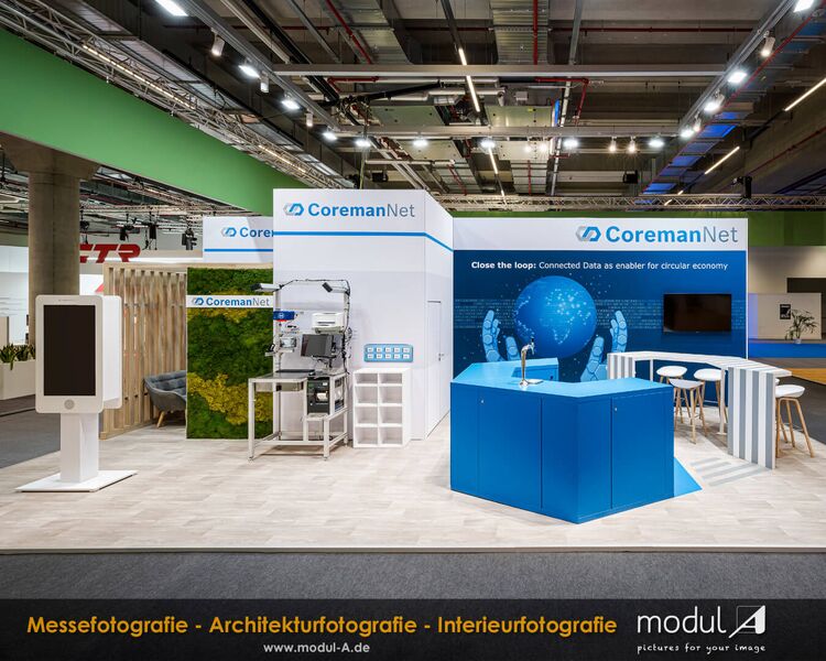 Messestandfoto des CoremanNET Messestandes nach Messeschluss und ohne Publikumsverkehr zur Messe Automechanika 2024 in Frankfurt am Main.