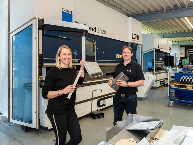 Anna Theresa Holz und ihr Bruder Rouven Holz von Laserteileonline.de vor einer 4m breiten Abkantmaschine
