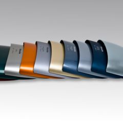 Produktaufnahme von lackierten Abdeckungen aus Kunststoff für Staubsauger