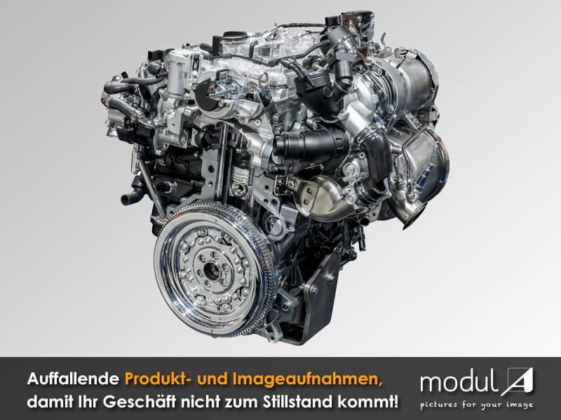 Objektaufnahme eines großen Motors, freigestellt auf weißem Hintergrund