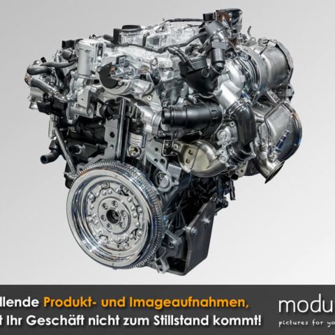 Objektaufnahme eines großen Motors, freigestellt auf weißem Hintergrund