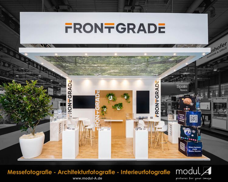Foto des Frontgrade Messestandes zur Space Tech Expo Europa 2025 in Bremen. Aufgenommen nach Messeschluss ohne Publikumsverkehr.