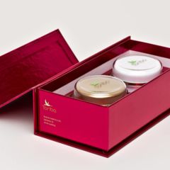 Ein Körperpflege Geschenkset mit zwe Tiegel Creme im roten Geschenkkarton