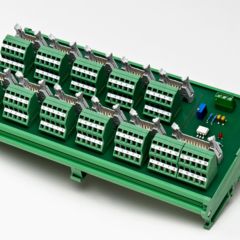 Grüne Platine mit Elektroklemmen für Elektroinstallation von ein- und mehrdrähtigen Leitern