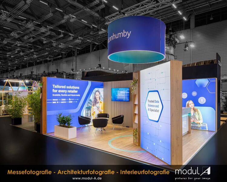Der moderne und einladene Dunnhumby Messestand zut dmexco 2025. Fotografiert von Stefan Röhler - Messefotograf aus Leidenschaft!