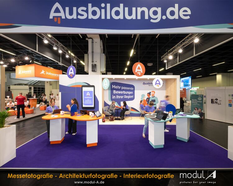 Moderner Messestand von Ausbildung.de auf der Zukunft Personal 2025 in Köln, fotografiert während der Messe mit Besuchern – Messefotografie von modul A, Messefotograf für Messestände und Messefilm.
