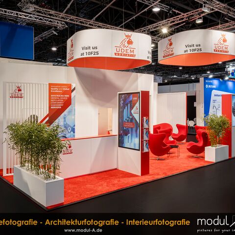 Fotografie des UDEM Messestandes zur MEDICA & COMPAMED 2025 in Düsseldorf. Fotografiert vom Messefotografen Stefan Röhler