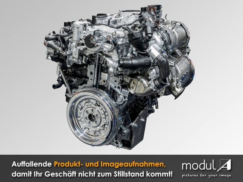 Objektaufnahme eines großen Motors, freigestellt auf weißem Hintergrund