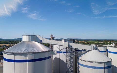 Drohnenaufnahmen von Silos einer Fabrik in Lage. Referenz für Metallbau, Stahlbau und Gewerbebau