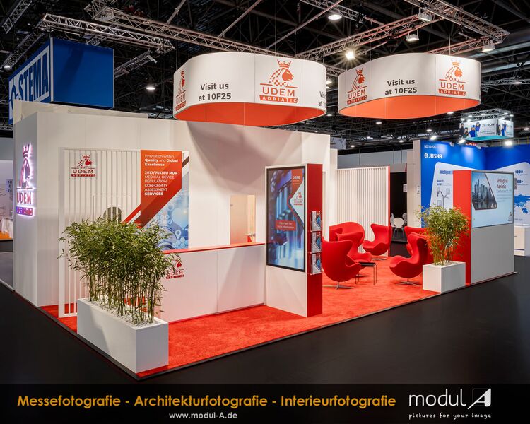 Fotografie des UDEM Messestandes zur MEDICA & COMPAMED 2025 in Düsseldorf. Fotografiert vom Messefotografen Stefan Röhler