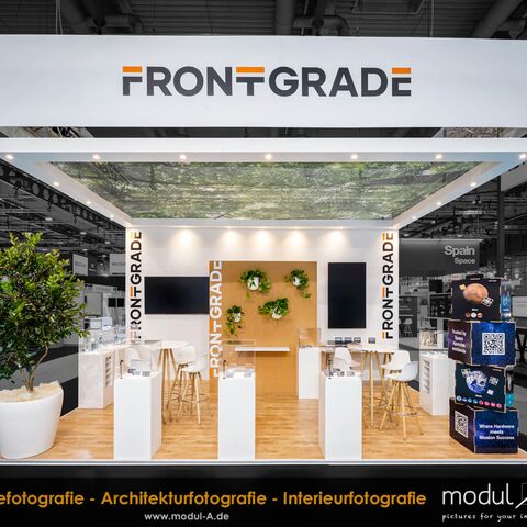 Foto des Frontgrade Messestandes zur Space Tech Expo Europa 2025 in Bremen. Aufgenommen nach Messeschluss ohne Publikumsverkehr.