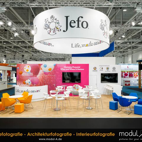 Der farbenfrohe JEFO Messestand zur EuroTier 2024 in Hannover. Aufgenommen vom Messefootgrafen Steafn Röhler, nachts nach Messeschluss ohne Publikumsverkehr
